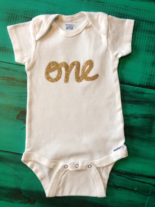 Body con scritta oro di OliveandBirdie (negozio Etsy)